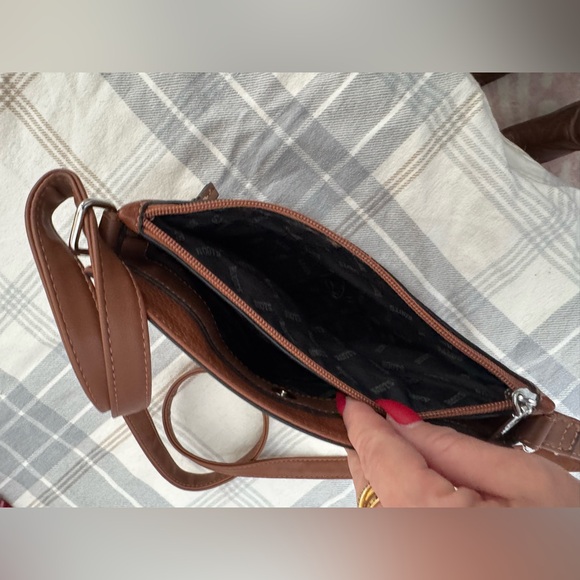 Roots Tan Leather Crossbody Bag - Picture 4 of 12
